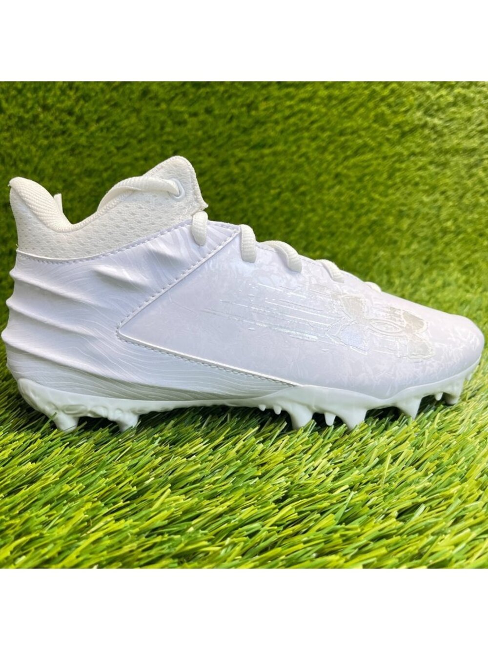 Under Armour Blur Smoke Suede 2.0 MC Boys Size 3.5Y White Silver Football Cleats